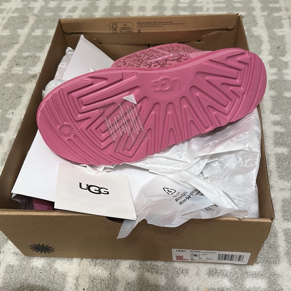 New uggs - Picture 2 of 3